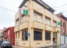 Local en venta en Calle Calvario, 6, Azuqueca de Henares, Guadalajara, 19200 con coche, ventana, edificio, neumático, vehículo terrestre, rueda, cielo, propiedad, vehículo y nube alrededor