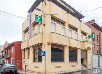 Local en venta en Calle Calvario, 6, Azuqueca de Henares, Guadalajara, 19200 con coche, ventana, edificio, neumático, vehículo terrestre, rueda, cielo, propiedad, vehículo y nube alrededor