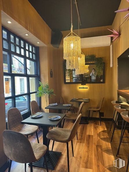 Local en alquiler en Calle Limón, Centro, Madrid, 28015 con silla, alumbrado, candelabro, planta de interior, mesa, restaurante, lámpara, tinte para madera, mesa de cocina y comedor y lámpara alrededor