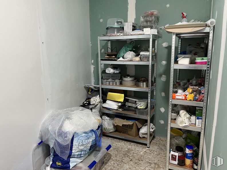 Retail for rent at Zona Centro, San Sebastián de los Reyes, Madrid, 28700 with furniture, shelving, shelf, plastic, box, household supply, packaging and labeling and shipping box around