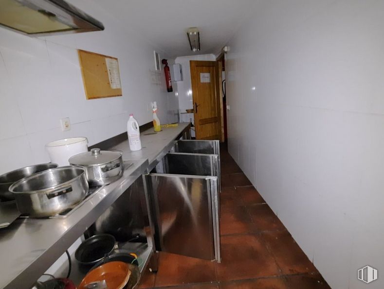 Retail for rent at Zona Amurallada, Ávila, 05001 with kitchen appliance, tableware, countertop, building, tap, cabinetry, picture frame, wood, interior design and kitchen around