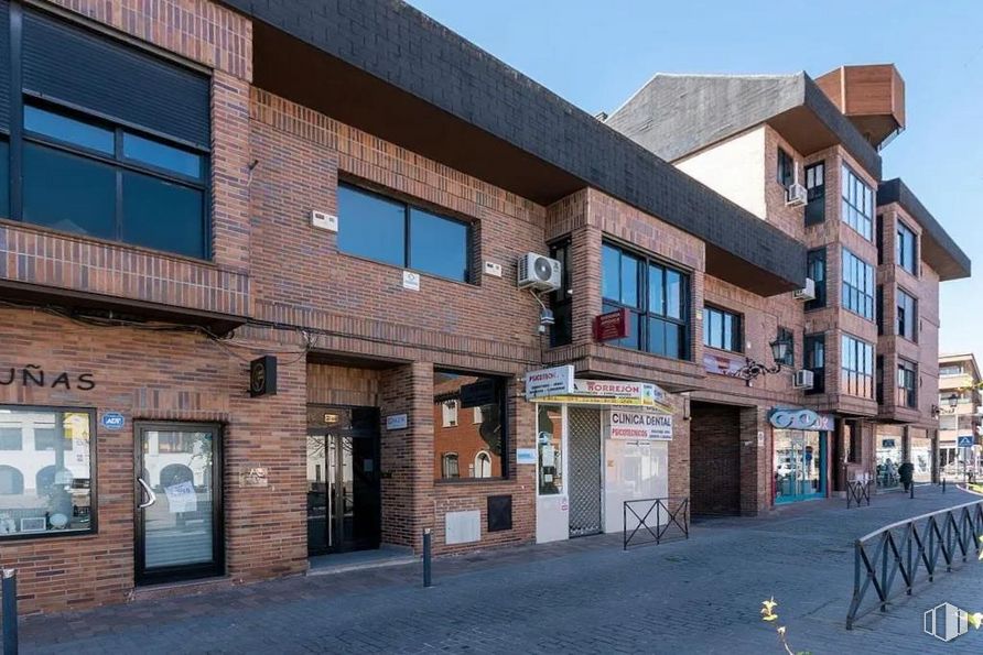 Local en venta en Ayuntamiento, Torrejón de la Calzada, Madrid, 28991 con ventana, cielo, edificio, puerta, accesorio, diseño urbano, fachada, ladrillo, inmobiliario y madera alrededor