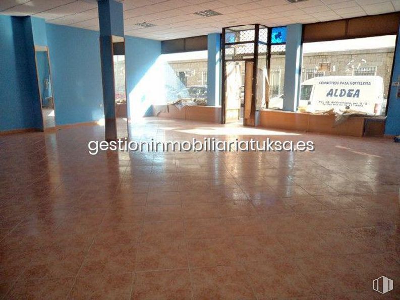 Retail for sale at Calle Virgen de las Angustias, Ávila, 05005 with fixture, wood, hall, interior design, floor, flooring, building material, wood stain, hardwood and varnish around