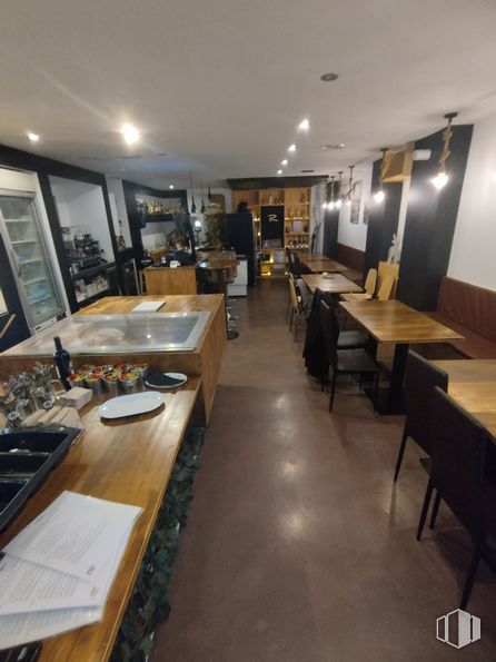 Retail for rent at Calle Corazón de María, Chamartín, Madrid, 28002 with sink, countertop, table, chair, furniture, building, wood, flooring, hardwood and picture frame around