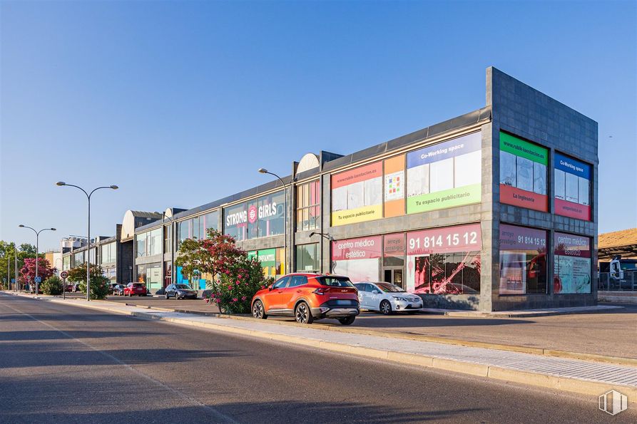 Local en alquiler en Avenida Portugal, 32, Griñón, Madrid, 28971 con coche, cielo, luz de estacionamiento, luz de la calle, rueda, vehículo, neumático, edificio, ventana y superficie de la carretera alrededor