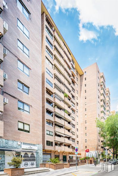 Local en venta en Fuencarral - El Pardo, Fuencarral - El Pardo, Madrid, 28029 con edificio, ventana, cielo, nube, propiedad, bloque de pisos, arquitectura, diseño urbano, condominio y barrio alrededor