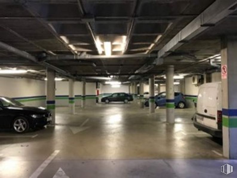 Retail for sale at Calle Don Quijote de la Mancha, Villarejo de Salvanés, Madrid, 28590 with car, wheel, automotive parking light, land vehicle, vehicle, tire, automotive lighting, building, motor vehicle and floor around