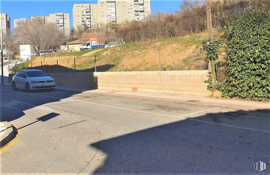 Land for sale at Alamín, Guadalajara, 19005 with car, plant, tire, building, wheel, vehicle, road surface, sky, asphalt and tree around