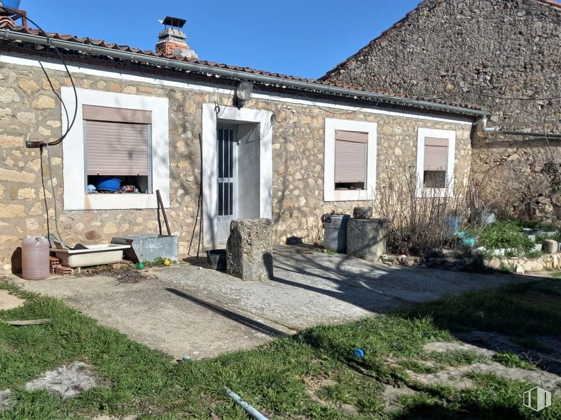 Land for sale at Carretera Arévalo, Segovia, 40000 with window, plant, building, property, sky, house, cottage, land lot, architecture and door around