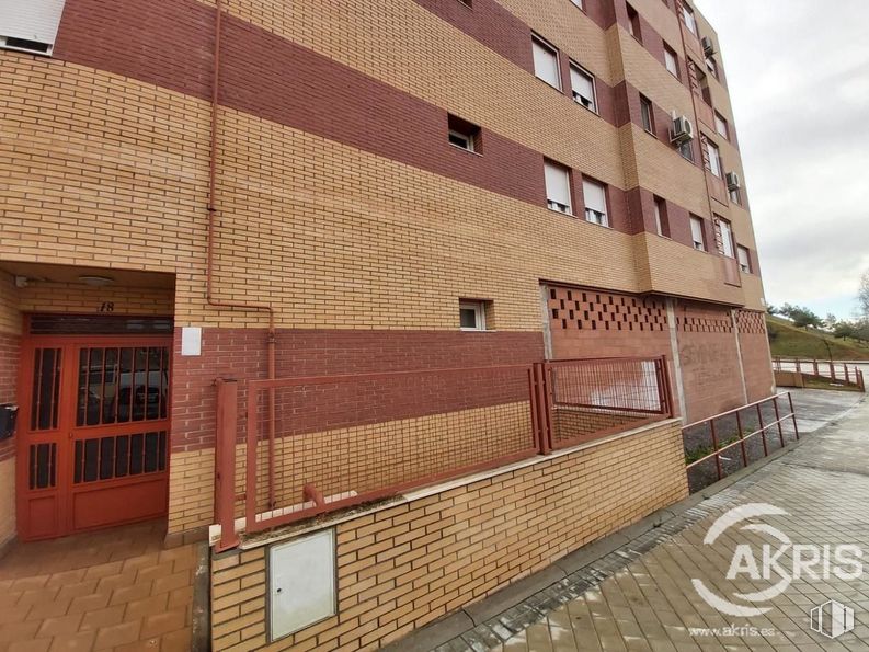 Local en venta en Calle Laguna de Arcas, Toledo, 45007 con puerta, edificio, ventana, madera, ladrillo, albañilería, arquitectura, accesorio, diseño urbano y pared alrededor