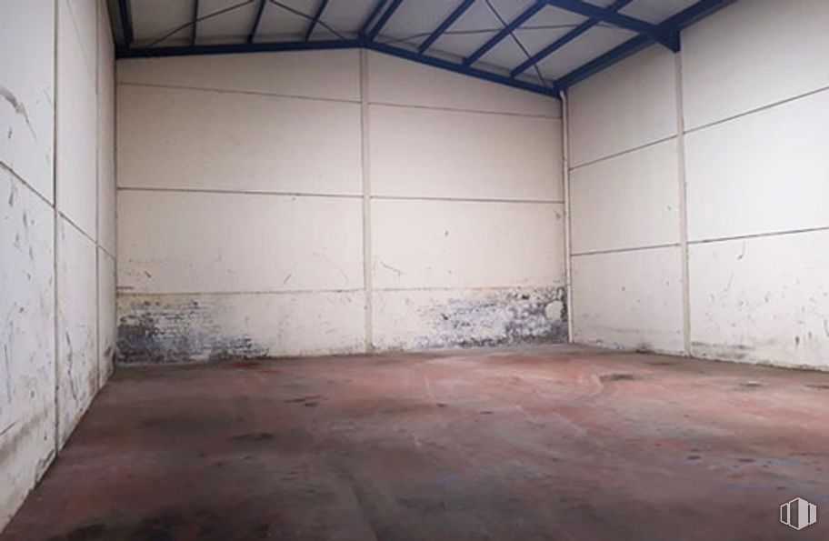 Industrial for sale at Calle Velázquez, Huecas, Toledo, 45511 with property, building, wood, flooring, floor, house, building material, composite material, tints and shades and hall around