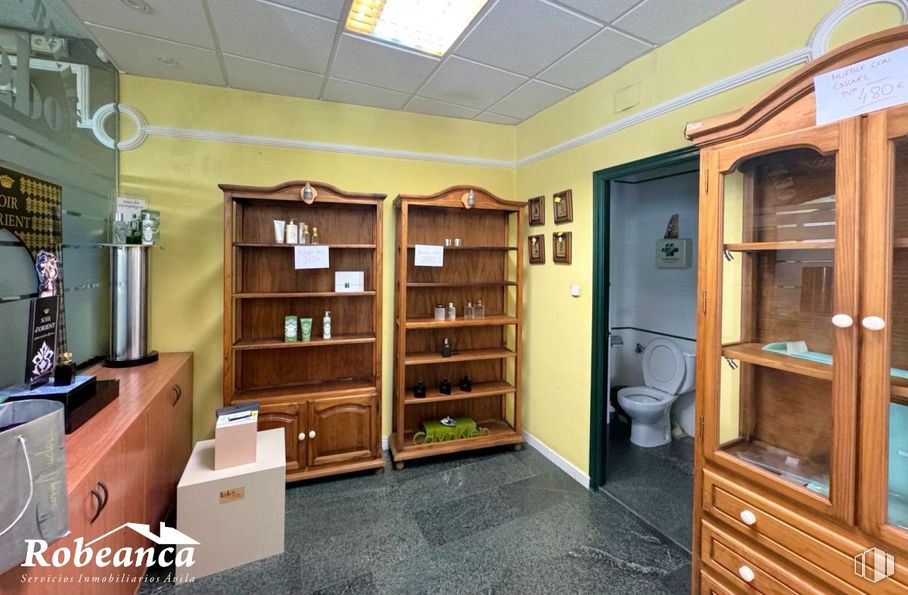 Retail for rent at Plaza Catedral, Ávila, 05001 with toilet, cupboard, cabinetry, furniture, door, shelf, building, shelving, wood and interior design around