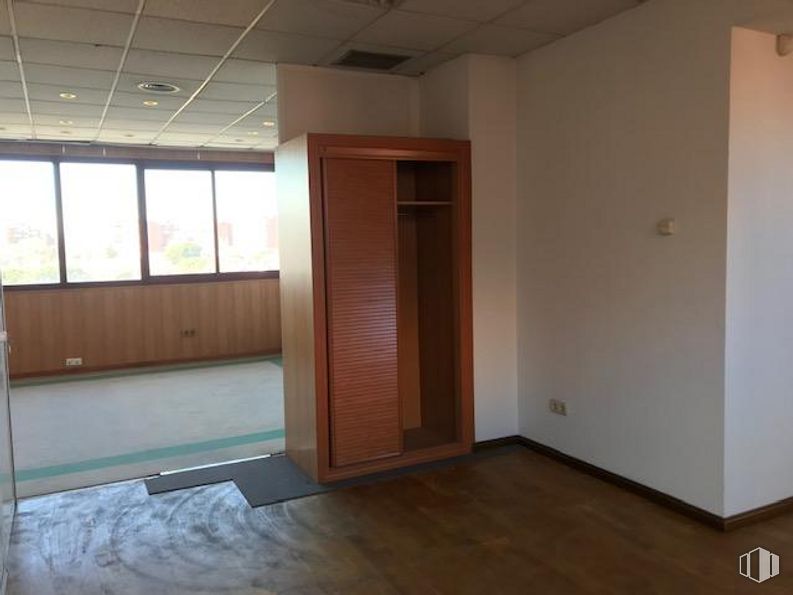 Office for sale at Zona Puente Alcocer, Villaverde, Madrid, 28041 with wardrobe, window, property, building, wood, hall, interior design, fixture, floor and flooring around