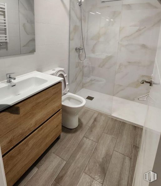 Oficina en venta en Calle Lorca, Hortaleza, Madrid, 28033 con inodoro, mueble de baño, ebanistería, fregadero, accesorios de fontanería, espejo, grifo, propiedad, cuarto de baño y lavabo alrededor