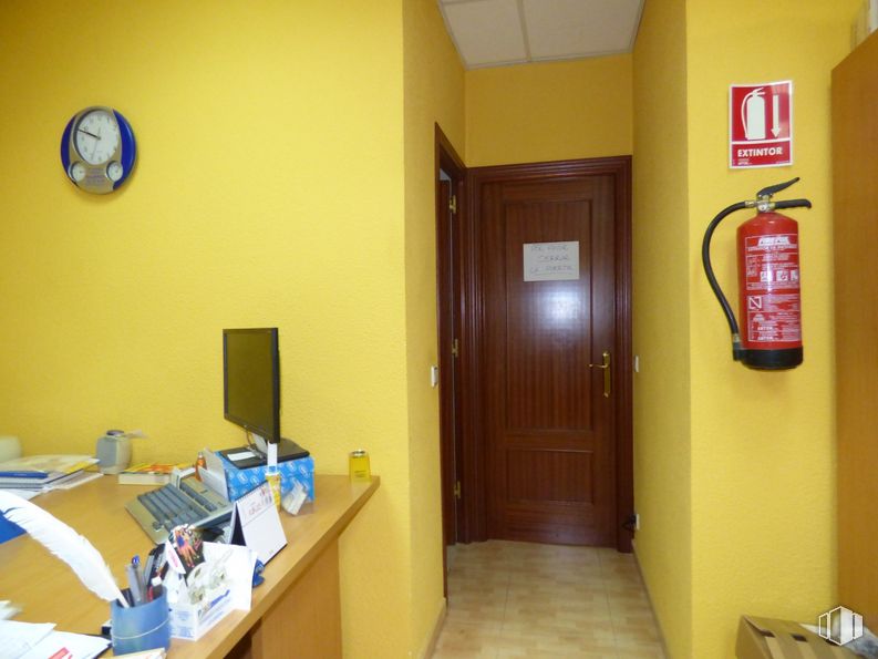 Local en alquiler y venta en Calle Cataluña, 17, Getafe, Madrid, 28903 con reloj, puerta, mueble, propiedad, interiorismo, accesorio, pared, edificio, extintor de incendios y mesa alrededor