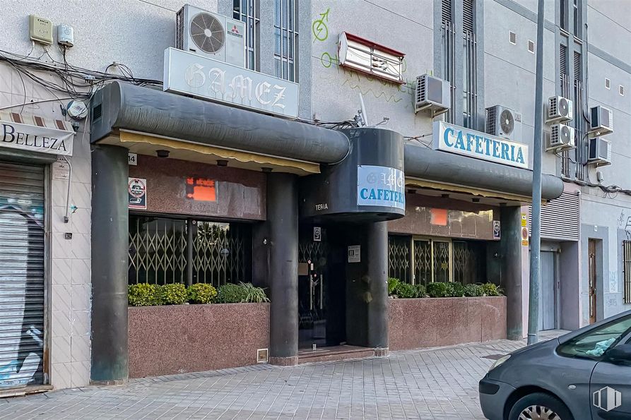 Local en venta en Avenida Regiones, 2, Fuenlabrada, Madrid, 28941 con coche, neumático, planta, rueda, edificio, vehículo, ventana, puerta, maceta y fachada alrededor