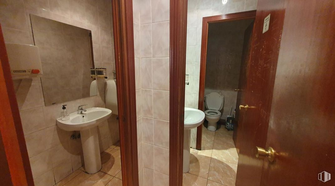 Local en alquiler en Avanzada - La Cueva, Fuenlabrada, Madrid, 28944 con inodoro, pared, accesorios de fontanería, suelos, suelo, lavabo, cuarto de baño, asiento del inodoro, fontanería y marrón alrededor