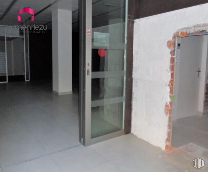 Local en venta en Calle Divino Vallés, Arganzuela, Madrid, 28045 con accesorio, edificio, puerta, suelo, suelos, gas, exterior del automóvil, ventana, material compuesto y vidrio alrededor