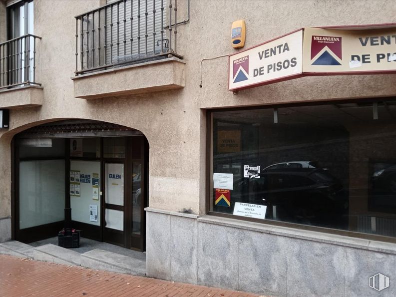 Local en venta en Paseo Santo Tomás, Ávila, 05003 con ventana, accesorio, arquitectura, edificio, puerta, exterior del automóvil, fachada, inmobiliario, fuente y superficie de la carretera alrededor