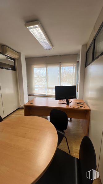 Oficina en alquiler en Zona avenida Europa, Pozuelo de Alarcón, Madrid, 28224 con pantalla de ordenador, alumbrado, escritorio, ventana, lámpara, silla, mesa, mesa, mueble y propiedad alrededor