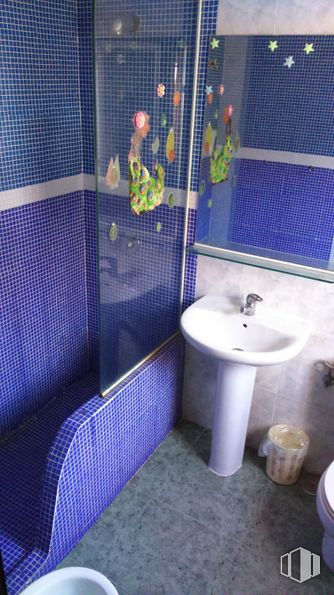 Retail for sale at Paseo Ermita, 55 - 57, Pedrezuela, Madrid, 28723 with sink, tap, plumbing fixture, property, bathroom sink, purple, blue, azure, bathroom and interior design around