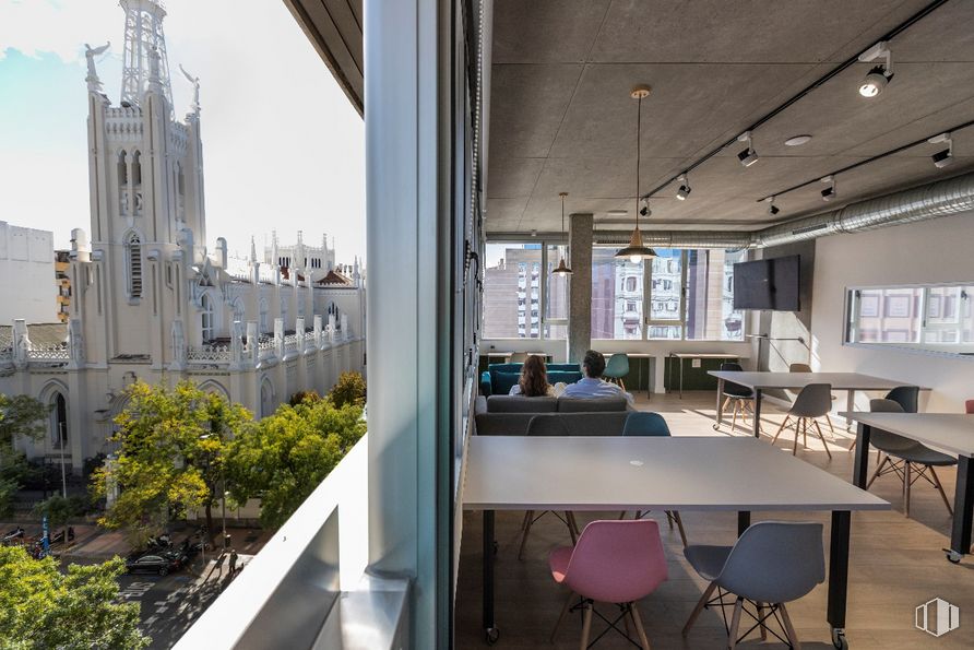 Oficina en alquiler en Calle Núñez de Balboa, 35, Salamanca, Madrid, 28001 con silla, persona, mesa, edificio, ventana, ropa, mesa de cocina y comedor, planta, mueble y cielo alrededor