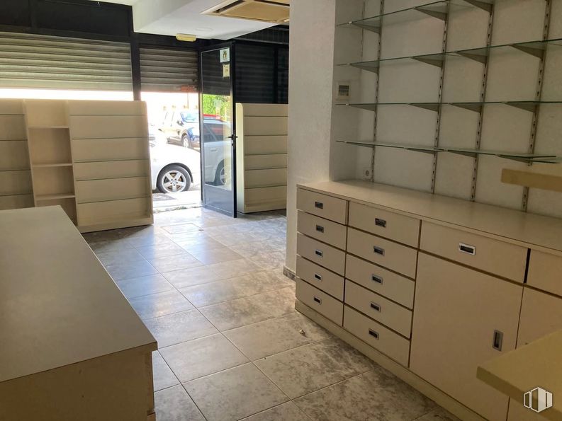 Local en alquiler en Calle Gomeznarro, Hortaleza, Madrid, 28043 con ebanistería, propiedad, mueble, neumático, madera, interiorismo, suelos, accesorio, suelo y puerta alrededor