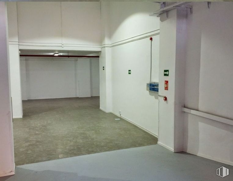 Nave en alquiler en Calle Antonio López, Usera, Madrid, 28026 con espejo, accesorio, puerta, piso, suelo, edificio, techo, material compuesto, asa y gas alrededor