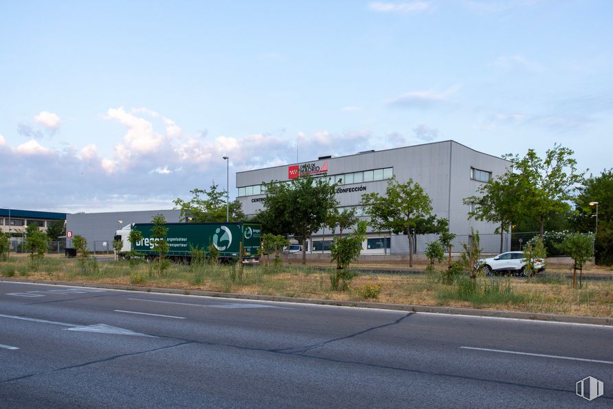 Oficina en alquiler en Avenida Cantueña, 2, Fuenlabrada, Madrid, 28947 con edificio, coche, nube, cielo, planta, árbol, luz de la calle, lote de tierra, vehículo de motor, asfalto y barrio residencial alrededor