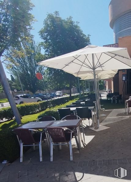 Local en alquiler en Calle Mártires, Boadilla del Monte, Madrid, 28660 con silla, paraguas, cielo, propiedad, mueble, mesa, edificio, sombra, árbol y mesa de exterior alrededor