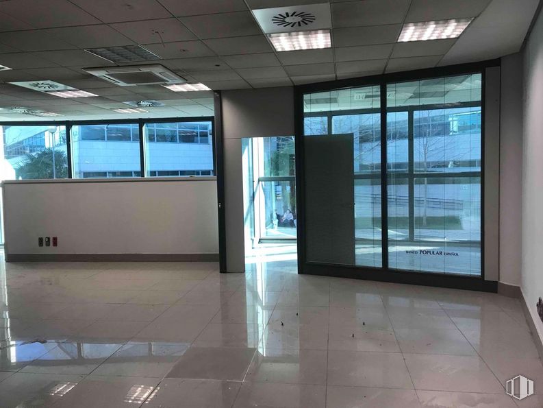 Oficina en alquiler en Zona Diversia, Alcobendas, Madrid, 28108 con accesorio, ventana, edificio, diseño de interiores, sombra, piso, pavimentos, vidrio, techo y edificio comercial alrededor