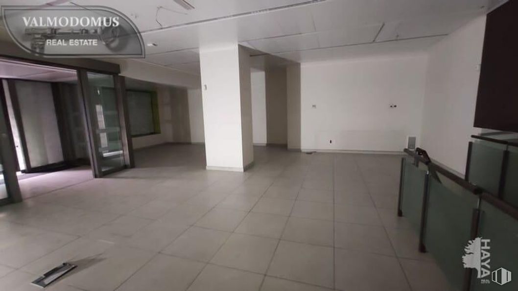 Retail for sale at Zona Vallehermoso, Moncloa - Aravaca, Madrid, 28003 with door, flooring, floor, ceiling, transparency, tile flooring, tile and cleanliness around