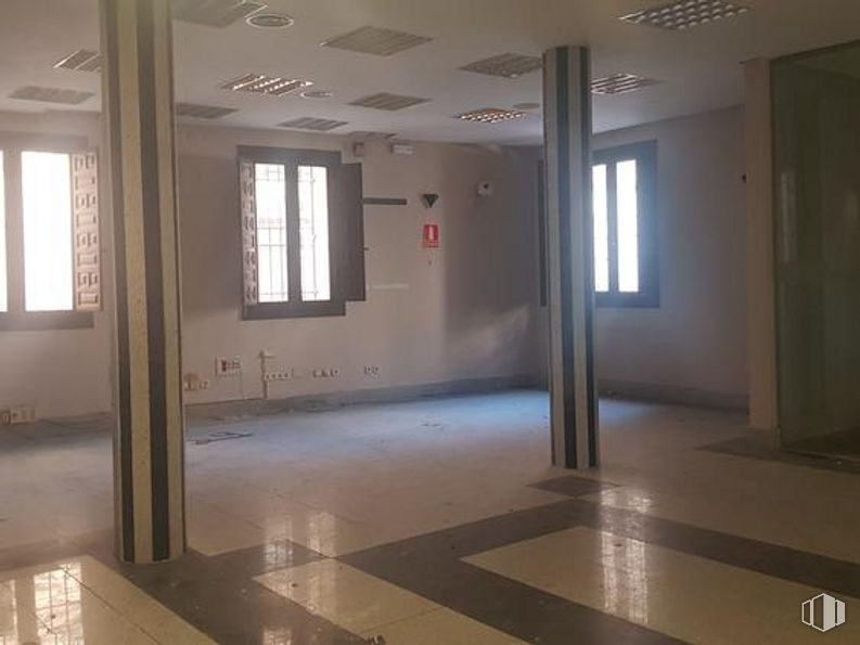 Retail for sale at Calle Merced, 8, Toledo, 45002 with window, fixture, wood, hall, interior design, floor, flooring, tile flooring, material property and real estate around