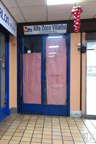 Local en alquiler en Centro Comercial Zoco Villalba, Avenida Juan Carlos I, 20, Collado Villalba, Madrid, 28400 con puerta, alumbrado, azul, accesorio, madera, material compuesto, fachada, azul eléctrico, suelo y tintes y matices alrededor