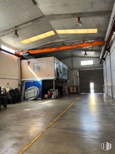 Industrial for sale at Polígono Industrial Carrehuela, Valdemoro, Madrid, 28341 with luggage & bags, hall, gas, parking, tire, asphalt, rolling, flooring, wheel and automotive tire around