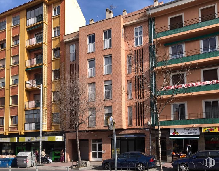 Local en alquiler en Paseo Conde de Sepúlveda, Segovia, 40002 con coche, edificio, propiedad, ventana, rueda, neumático, cielo, diseño urbano, arquitectura y vehículo alrededor