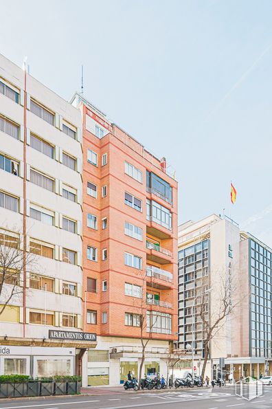 Local en alquiler en Barrio Salamanca, Salamanca, Madrid, 28006 con edificio, cielo, ventana, infraestructura, luz de la calle, bloque de pisos, diseño urbano, condominio, barrio y línea alrededor