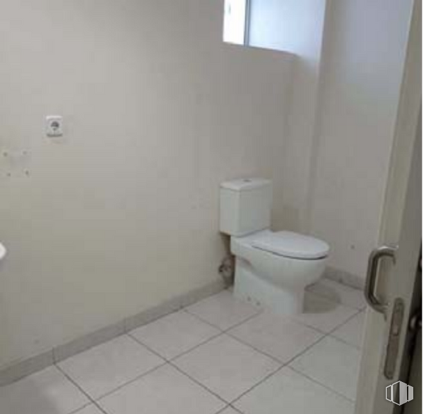 Retail for sale & for rent at Calle Valdecanillas, 9, San Blas - Canillejas, Madrid, 28037 with toilet, property, toilet seat, fixture, bathroom, purple, window, interior design, plumbing fixture and floor around