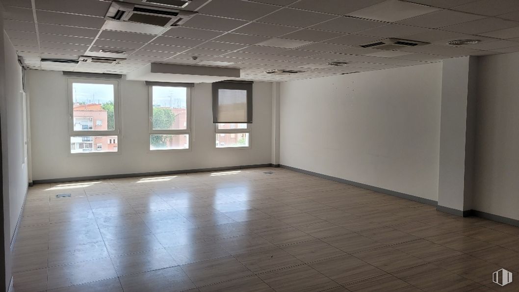 Office for rent at Avenida Llano Castellano, 15, Fuencarral - El Pardo, Madrid, 28034 with window, property, building, interior design, hall, wood, wall, fixture, flooring and shade around