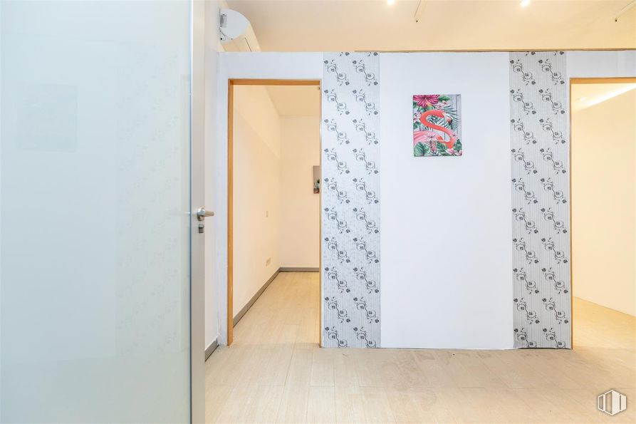 Local en venta en Zona El Burgo, Las Rozas de Madrid, Madrid, 28230 con accesorio, edificio, pintura, suelo, arte, suelos, casa, puerta, madera y techo alrededor