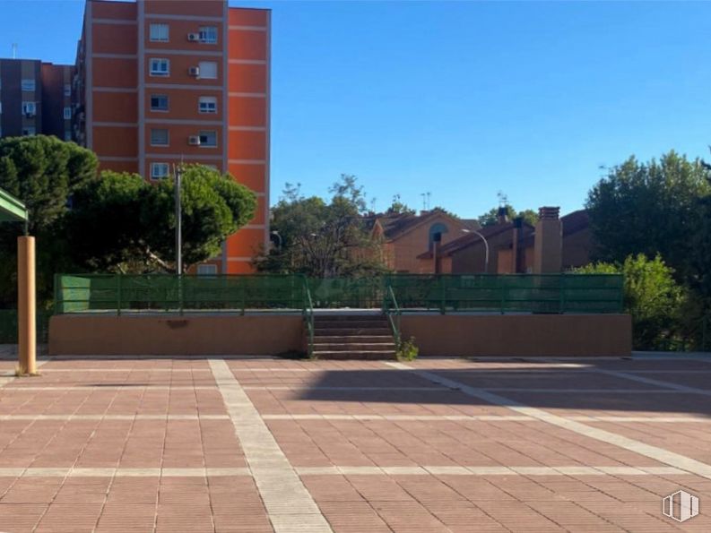 Local en venta en Casco urbano, Fuenlabrada, Madrid, 28945 con edificio, cielo, planta, superficie de la carretera, árbol, arquitectura, diseño urbano, sombra, barrio y zona residencial alrededor