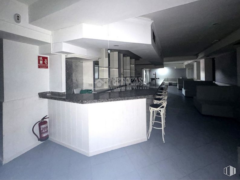 Local en venta en Zona Móstoles - El Soto, Móstoles, Madrid, 28935 con encimera, edificio, gris, suelos, accesorio, suelo, hall, ebanistería, techo y casa alrededor