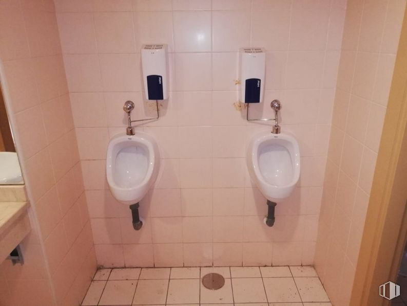 Retail for sale & for rent at Calle Cánovas del Castillo, Alcalá de Henares, Madrid, 28807 with toilet, bathroom, fixture, floor, flooring, line, plumbing, composite material, fluid and plumbing fixture around