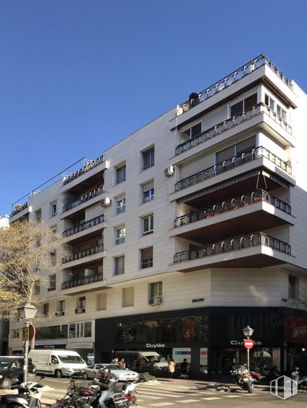 Local en alquiler en Calle General Pardiñas, 30, Salamanca, Madrid, 28001 con edificio, cielo, rueda, ventana, infraestructura, neumático, vehículo, coche, diseño urbano y condominio alrededor