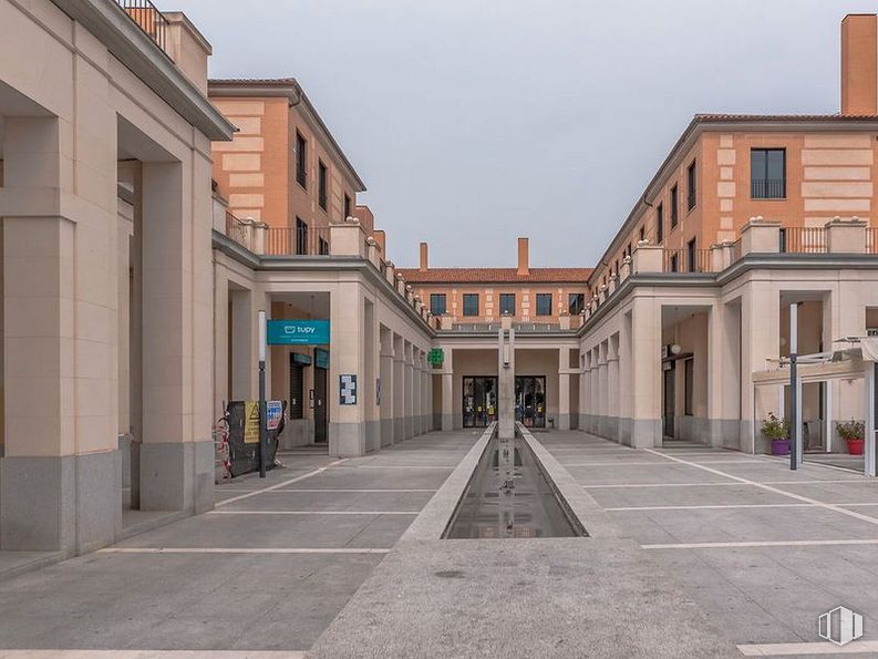 Oficina en alquiler en Calle Patrimonio Mundial, Aranjuez, Madrid, 28300 con edificio, cielo, ventana, superficie de la carretera, diseño urbano, zona residencial, fachada, ciudad, carretera y simetría alrededor