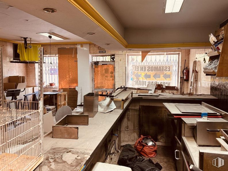 Retail for rent at Avenida Carabanchel Alto, Carabanchel, Madrid, 28044 with backpack, luggage & bags, property, interior design, building, wood, flooring, luggage and bags, ceiling and table around