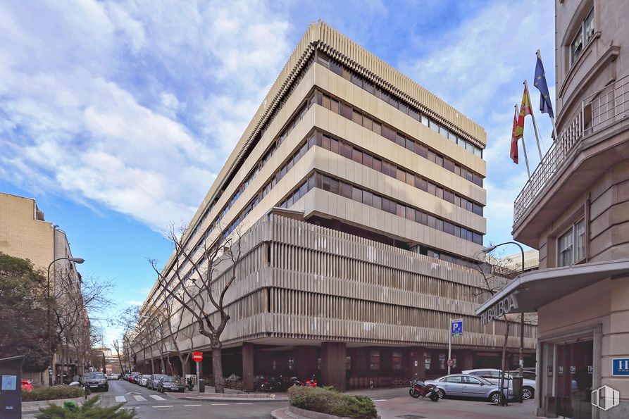 Local en alquiler y venta en Edificio Eurocis, Calle Castelló, 115, Salamanca, Madrid, 28006 con edificio, nube, cielo, bloque de pisos, condominio, diseño urbano, edificio comercial, fachada, bienes raíces y metrópoli alrededor