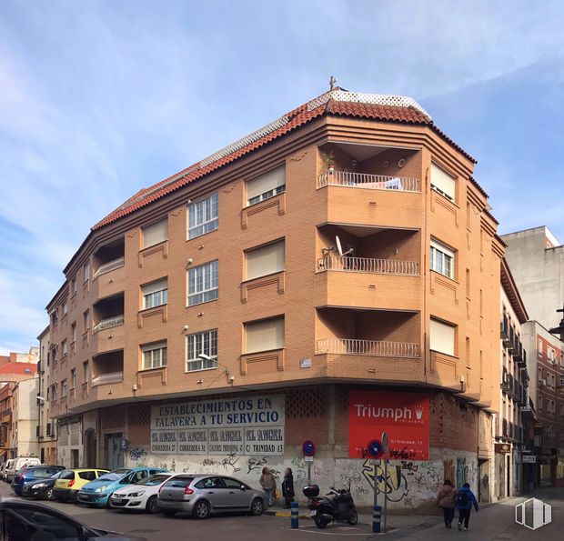 Retail for rent at Plaza Juan Herrera, 4, Talavera de la Reina, Toledo, 45600 with car, building, sky, cloud, tire, wheel, window, infrastructure, vehicle and urban design around