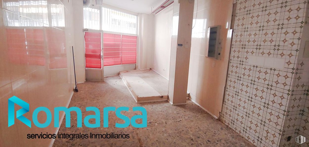 Retail for rent at Plaza Salamanca, Ávila, 05001 with fixture, flooring, interior design, hall, floor, wood, real estate, ceiling, building and hardwood around