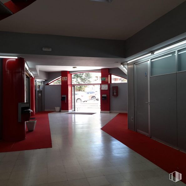 Retail for sale & for rent at Zona El Burgo, Las Rozas de Madrid, Madrid, 28230 with cabinetry, fixture, building, interior design, architecture, door, floor, flooring, automotive lighting and ceiling around